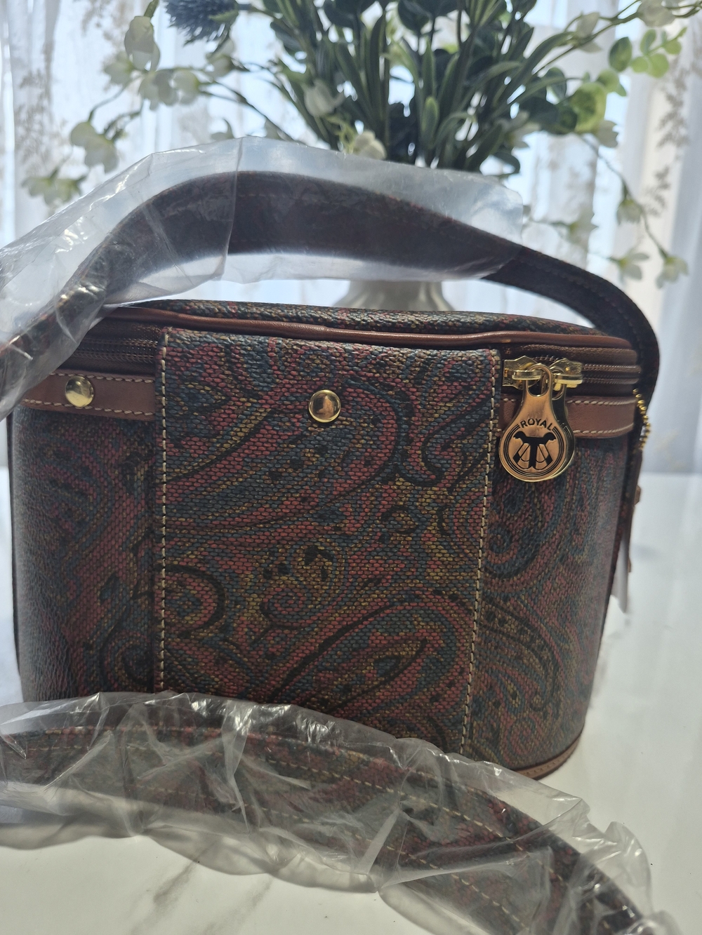 Vintage Royal Classic Train Case – Two-Tone Black & Cognac Brown Cosmetic - Picture 5 of 5
